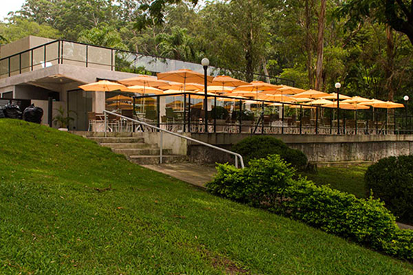 Bar restaurante represa em predra Hitan e madeira de demolição