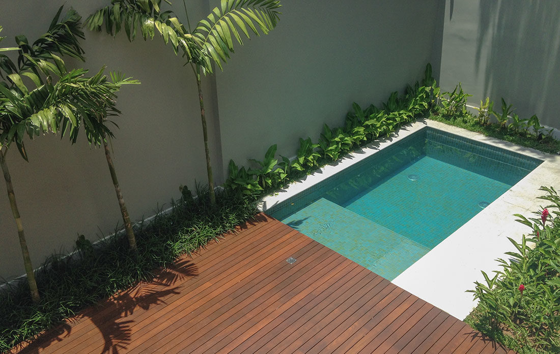 Projeto de paisagismo residencial com jardim, piscina e deck em Madeira