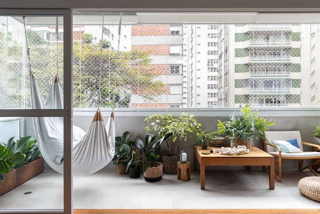varanda de apartamento com balanço e plantas