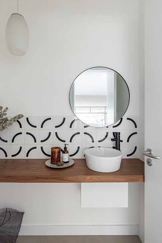lavabo com bancada de madeira maciça e azulejo decorado
